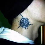 nap - tetoválás az ember nyakán - fotó