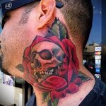 koponya rózsában - tetoválás az ember nyakán - fotó