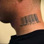 vonalkód és felirat tulajdonát az amerikai hadsereg - tetoválás az ember nyakán - fotó
