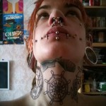 kormánykerék és borotva - tetoválás az ember nyakán - fotó