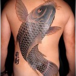 голям шаран и малък йероглиф - татуировка за мъже на задна снимка