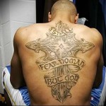 голям кръст и панделка с надписи - татуировка за мъже на гърба снимка