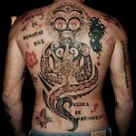 ориенталски идол и надписи - татуировка на гърба за мъже