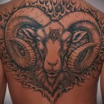 главата на овен с пентаграма на челото татуировка на гърба мъжка снимка