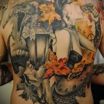 момиче с пистолет в уста и гарван - татуировка на гърба мъжка снимка