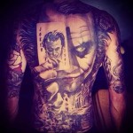 жокер с джокер - татуировка за мъже на задната снимка