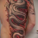 дракон в езици на пламъка - татуировка за мъже на задната снимка