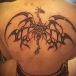 дракон с тънки крила - татуировка за мъже на задната снимка