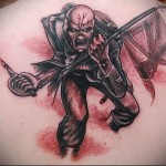 зомби със сабя и флаг на бойното поле - татуировка за мъже на задната снимка