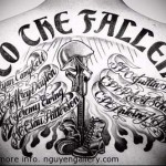 каска - боти до глезена и надписи на поста - татуировка за мъже на гърба снимка