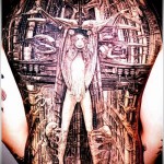 космическа идея с момиче - мъжка татуировка на задната снимка