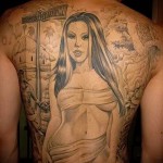 красиво момиче със стройно тяло - татуировка за мъже на гърба снимка