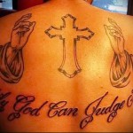 кръст - длани и молитвени надписи - татуировка за мъже на гърба снимка