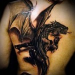 готина триизмерна (3D) драконова татуировка на задната снимка