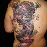 Татуировка на летящ дракон на гърба