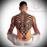 демон маска, изработена от шарки и линии - татуировка за мъже на задната снимка