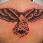 орел, разперил крила, се втурва към целта - татуировка за мъже на задната снимка