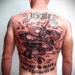 оръжие и голяма змия - татуировка за мъже на задната снимка