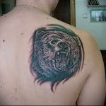 усмивка на дива мечка - татуировка за мъже на задната снимка