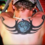 планета и шарки - мъжка татуировка на гърба