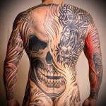 под на черепа и шарки - мъжка татуировка на задната снимка
