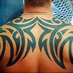 прости племенни или абстракция - татуировка за мъже на гърба снимка