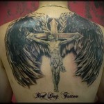 разпятие на Христос на кръста и татуировка на крила на гърба мъжка снимка