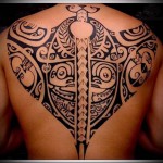 риба скат от маорски шарки - татуировка за мъже на задната снимка