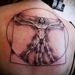 Човекът на Микеланджело - татуировка за мъже на задната снимка