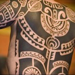 черни шарки - татуировка за мъже на задната снимка