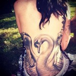 tetovaža bijelog labuda na leđima žena