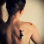 djevojka pušta balon u nebo tetovaža na leđima ženka