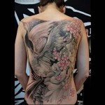 labud na polijetanju i cvijeće tetovaža na leđima za žene