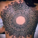 ogromna tetovaža mandale na leđima za žene