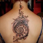 tetovaža vremenske petlje i visokog ključa na leđima