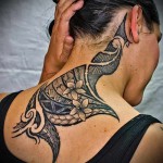 raž i cvijeće u maorskim uzorcima tetovaža na leđima za žene