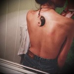 jasna yin yang tetovaža na leđima žena