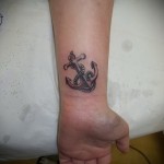 kötél és horgony tetoválás a csuklóján