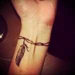 toll és karkötő tetoválás a csuklón