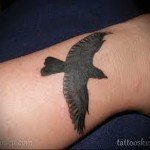 fekete varjú tetoválás a csuklóján