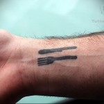 Villa és kés tetoválás a férfiak csuklóján