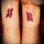 Tetovált kereszt dollár jel a karon