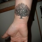 fa tetoválás a csuklóján