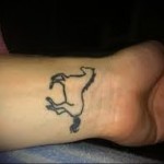 ló tetoválás a csuklóján