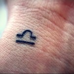 kis állatövi szimbólum a csuklón