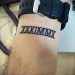dátum csukló tetoválás római számokkal