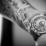 tetoválás stílusos karóra egy férfi csuklóján