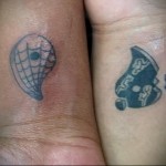 yin yang tetoválás két kéz csuklójára szakadt