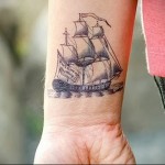 vitorlás tetoválás a csuklón