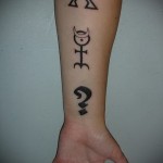 három szimbólum a csuklón